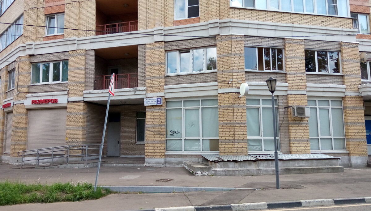 Мощные новостройки (этот домик на 22 этажа).