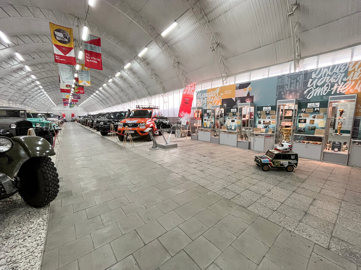 Справа от автомобиля находятся витрины с историческими документами связанными с заводом УАЗ.