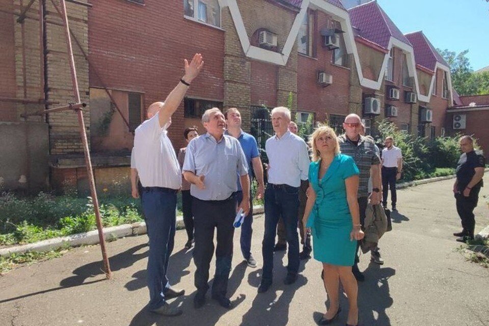     Андрей Фурсенко (четвертый слева) ознакомился с ходом восстановительных работ в вузах ДНР. Фото: ТГ/Пушилин