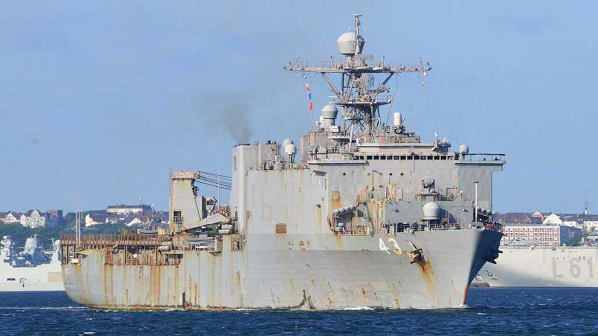 Последний корабль как называется корабль. Форт МАКГЕНРИ корабль. Корабли США. Ржавый корабль. Американский флот.