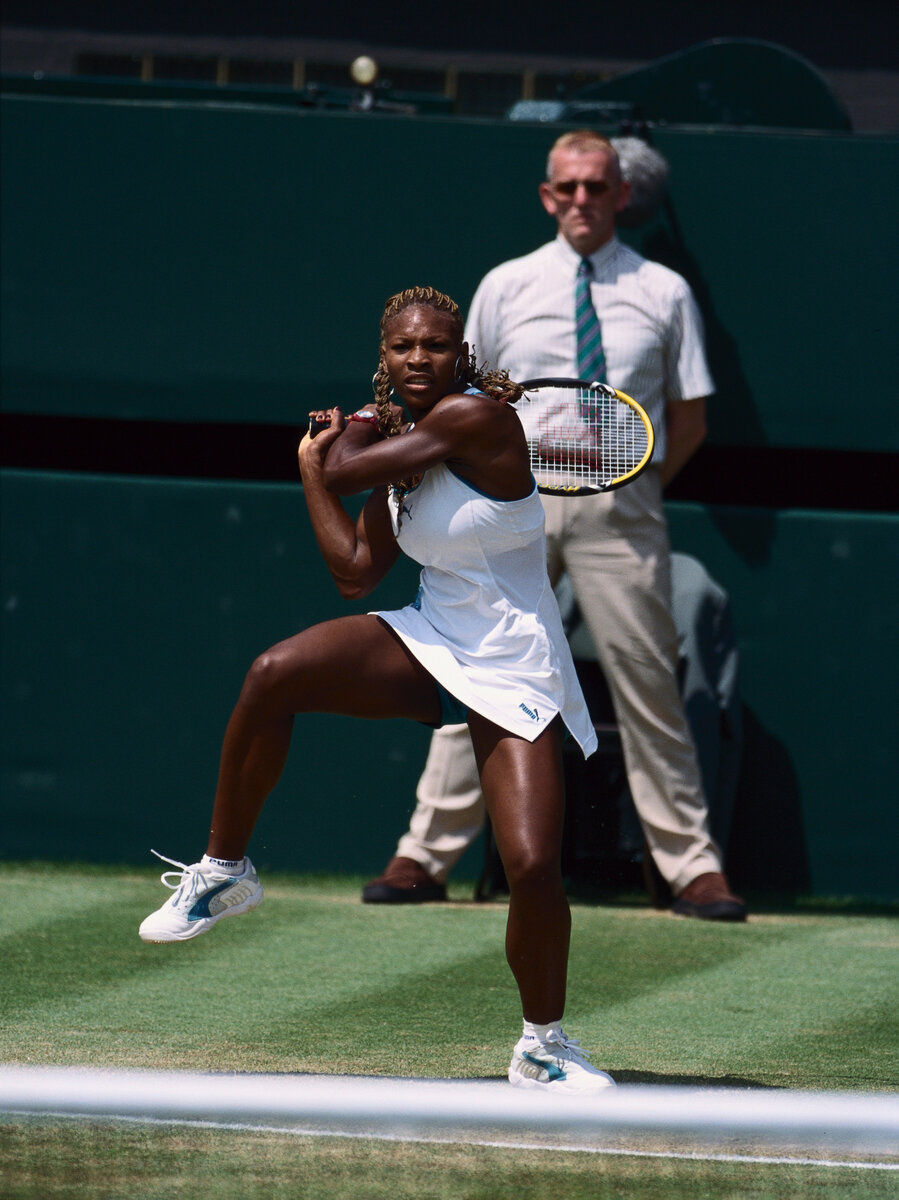    Серена рано заявила о себе. Уже в 1995-м, в возрасте 14 лет, она дебютировала в профессиональном теннисе. Первые успехи пришли через пару лет, когда Уильямс — младшая начала обыгрывать ведущих теннисисток мира: Мари Пирс, Монику Селеш, Линдсей Дэвенпорт / Gettyimages.ru / Michael Cole/Corbis