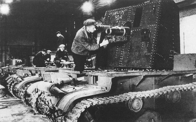Установка 76-мм пушки на шасси танка Т-26. Завод имени Кирова, Ленинград. Осень 1941 года.