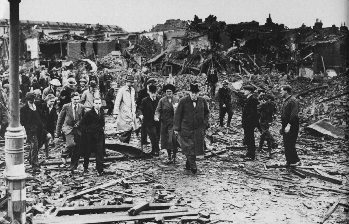 Черчилль среди руин разбомбленного Лондона.