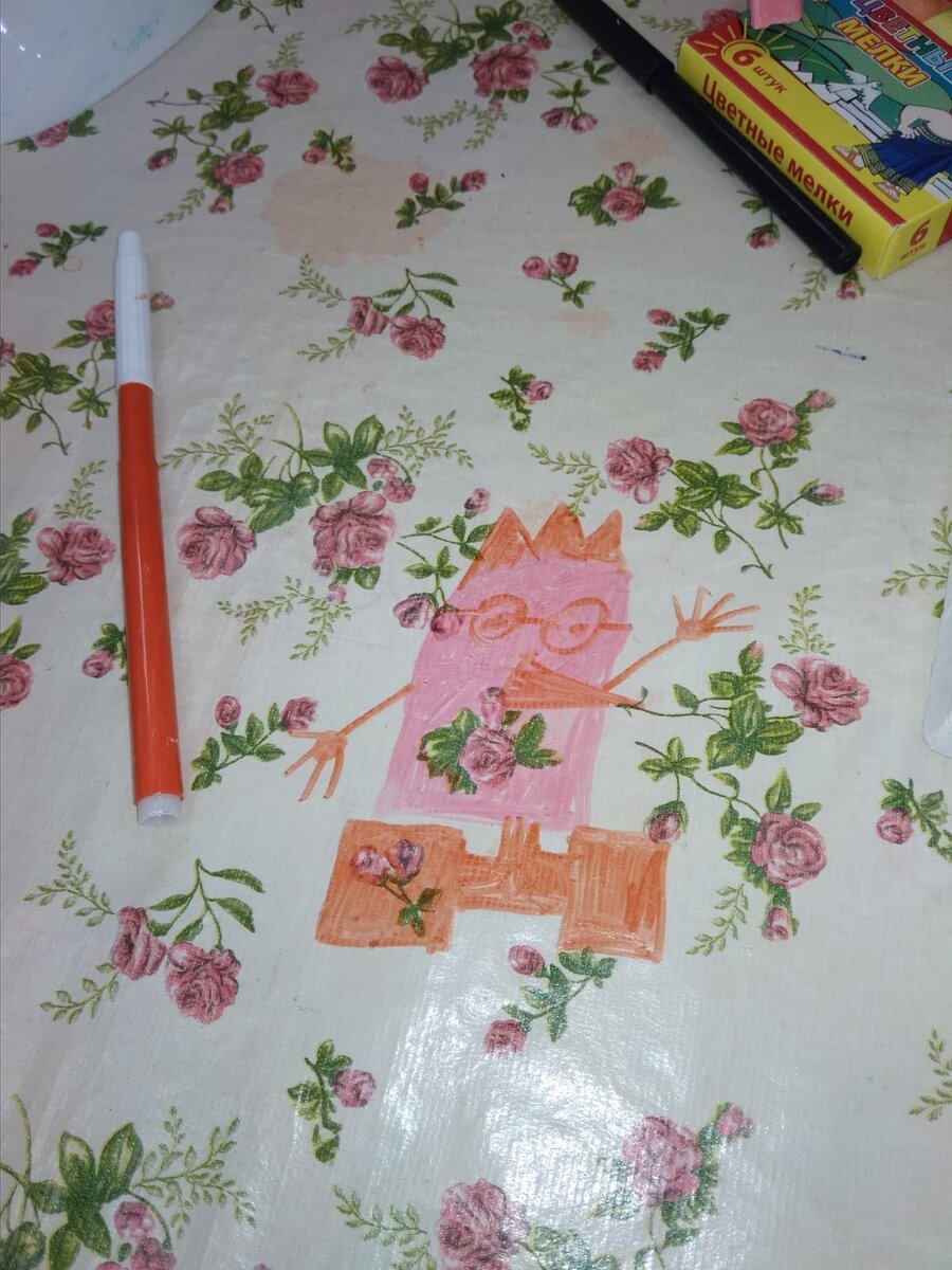 Рисунок сына. Листа мало оказалось, перешёл на стол