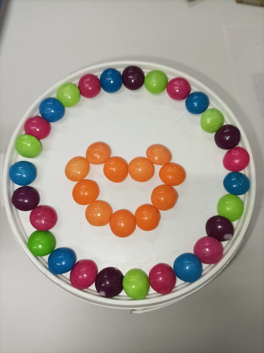 Можно сделать ободок - так красивее и конфет уйдет больше