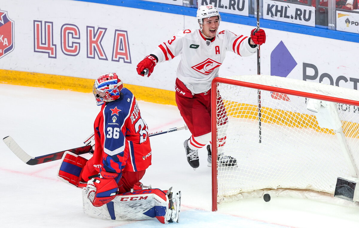    Вратарь ЦСКА Адам Рейдеборн и нападающий "Спартака" Александр Хохлачев   Антон Новодережкин/ТАСС