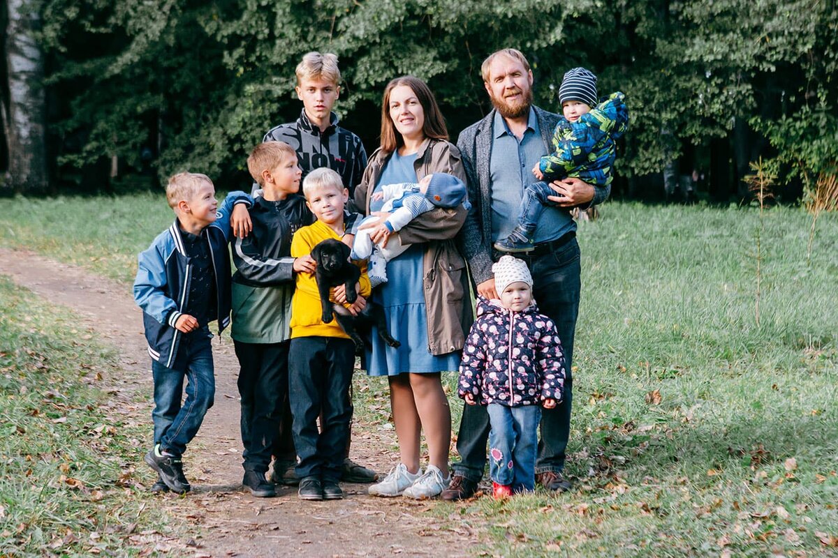 Главное — вырастить хороших людей. С каждым ребёнком в доме Ледовских  добавляется счастья | Аргументы и факты – aif.ru | Дзен