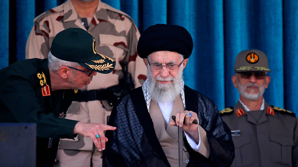 Фото: Office of the Iranian Supreme Leader / AP📷Аятолла Хаменеи (в центре)