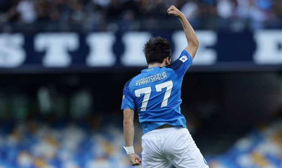    Грузинский полузащитник «Наполи» Хвича Кварацхелия продолжает покорять не только Италию, но и Лигу чемпионов. Фото: Global Look Press