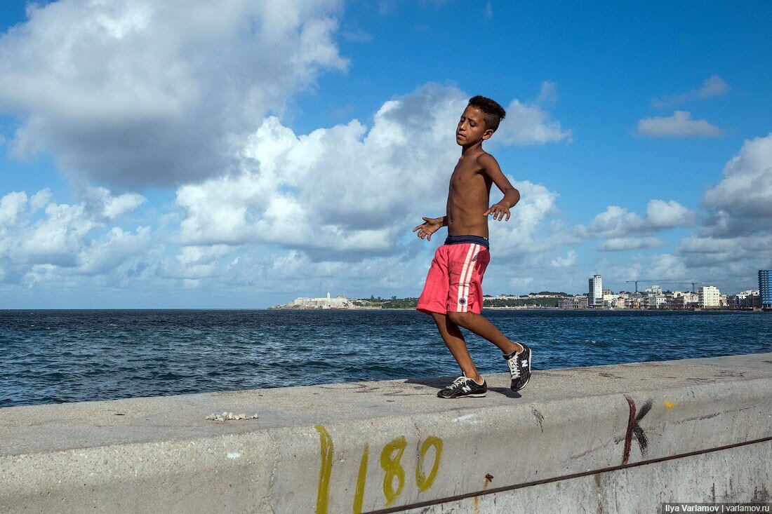 Вива ла куба. No pasaran на Кубе. Kenia Viva Cuba Maria. Мужчины с набережной Малекон. Почему люди бегут из Кубы.