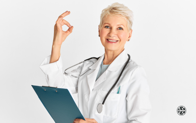 <a href="https://ru.freepik.com/free-photo/healthcare-treatment-sickness-and-healing-modern-successful-mature-female-doctor-in-medical-overalls-holding-clipboard-and-making-ok-gesture_11555945.htm#query=medicine%20success&position=49&from_view=search&track=sph">Изображение от karlyukav</a> на Freepik