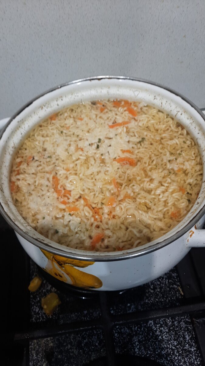 Самый простой, быстрый и бюджетный суп: курочка хребет, картошка, марковка, лук, макарошки. У нас в семье его очень любят. 