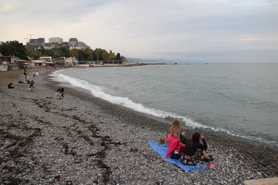     Центральный пляж Алушты в октябре. Ольга АВЕРЬЯНОВА