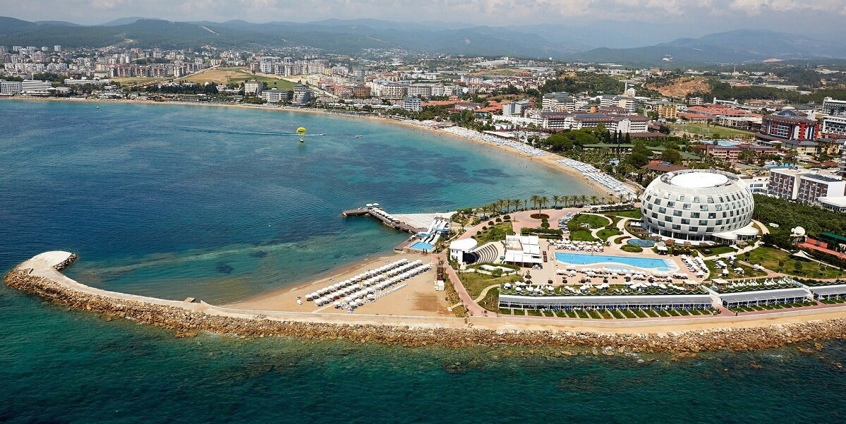 Вид на курорт Авсаллар от п-ва Фугла