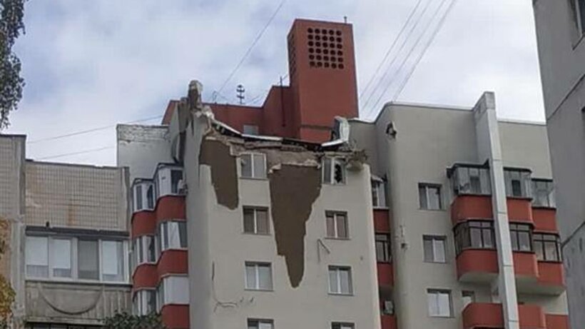    Последствия падения обломков ракеты на дом в Белгороде ©Telegram-канал Губернатора Белгородской области Вячеслава Гладкова