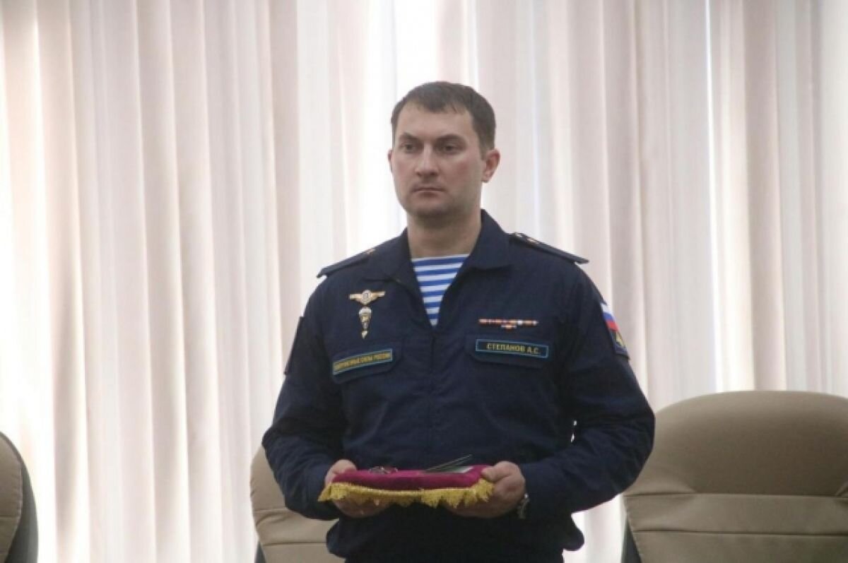    В Бердске дочери погибшего на Украине военного вручили орден отца