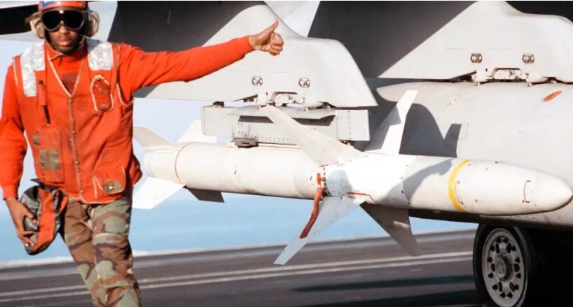 Ракета AGM-88 HARM на подвесе истребителя F/A-18C авиакрыла авианосца USS "George Washington" 19 февраля 1998 года. ВМС США/PM3 Брайан Флеске. Общественное достояние.
