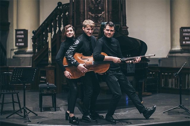 Алена 3иновьева, Кирилл Рихтер, Август Крепак. Молодые - рядом с серьезной музыкой всегда найдет место юмору.
