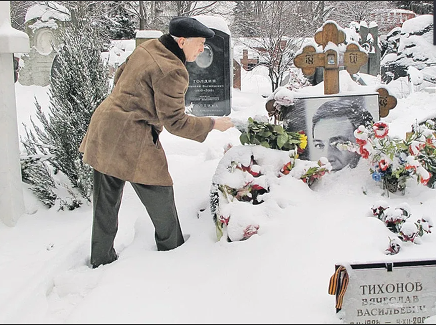Лановой на могиле Тихонова в 2013 году