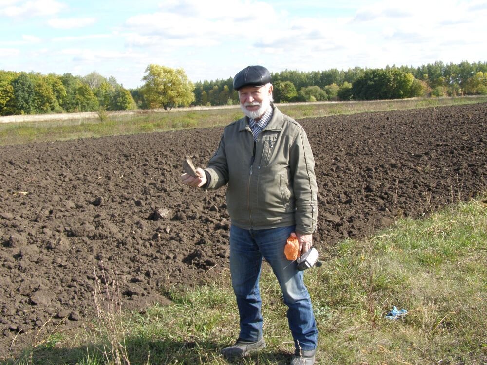 Лев Николаевич Ольховой на братской могиле Куликова Поля в селе Перехваль Данковского района.