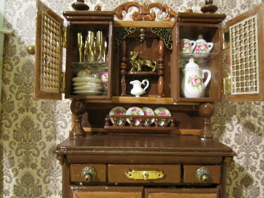 А вот что в буфете внутри - все как настоящее.