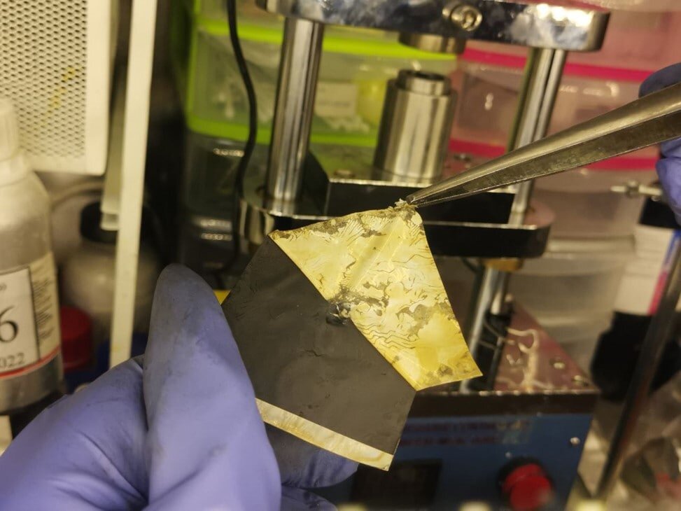 Электроды, извлеченные из защищенного аккумулятора после короткого замыкания. Видна полная сохранность всех компонентов. Источник: Олег Левин