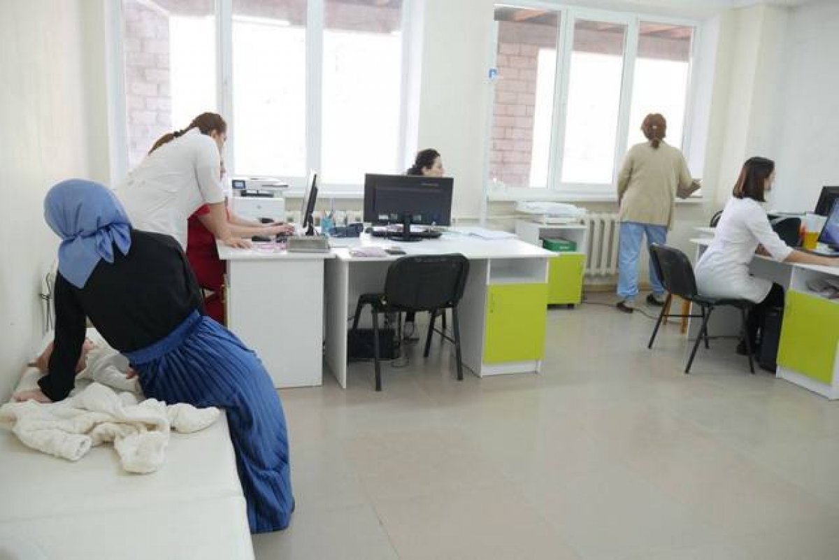    В республиканском минздраве утверждают, что больных детей оформляют и принимают в отдельном кабинете.