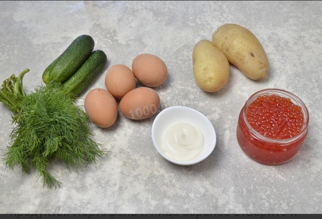 Как сделать салат с красной икрой? Подготовьте продукты. Картофель и яйца заранее отварите и остудите. Огурцы и укроп помойте и обсушите.