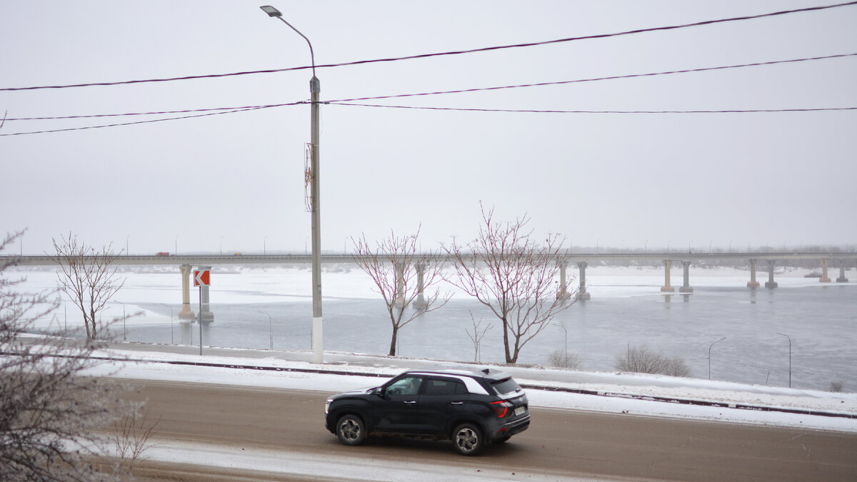 Волгоград. Волга замерзла до моста.
