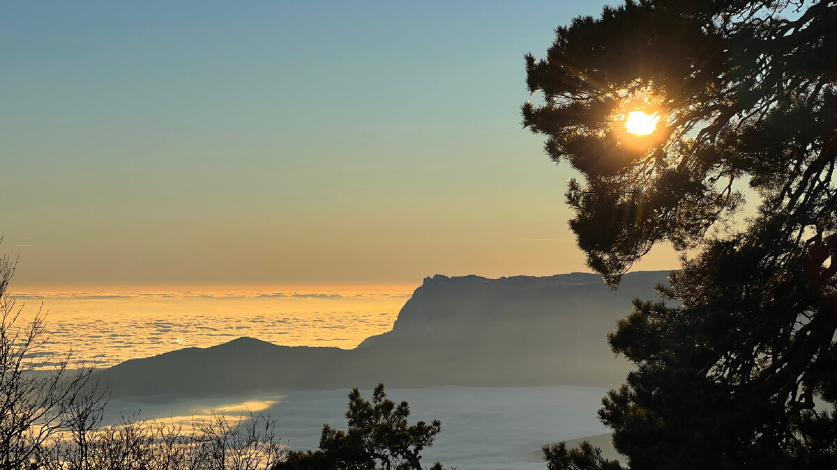 «Корона» Ай-Петри над золотыми  облаками, затянувшими всё побережье.  Ниже облаков - пасмурно и сыро. Вид со смотровой площадки «Красный камень». Тут от восторга многие мужики рожают, но - лишь картины)). 