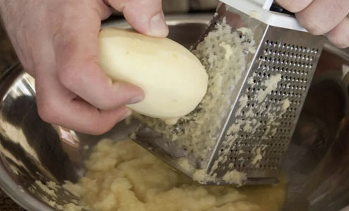 Картошка на терке драники. Трет картошку. Картофель натереть на крупной терке. Аппарат для терки картофеля на драники. Смесь для картофельных драников.