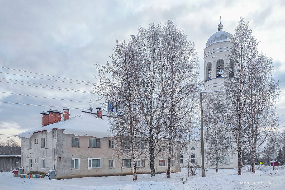 В этом доме в каждой квартире стоит печь, которая топится дровами. Село Пежма, Архангельская область. 