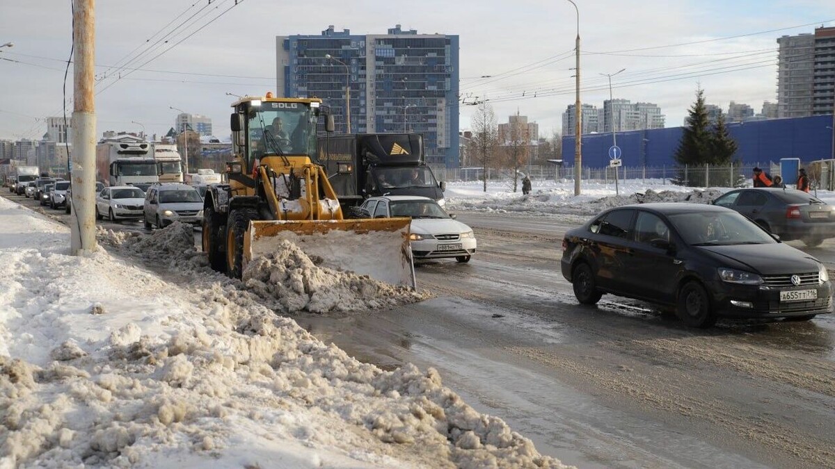     В Казани на улице Мулланура Вахитова дорогу залило водой из-за прорыва на территории супермаркета «Metro». Об этом администрация города сообщила Inkazan в ответ на запрос.
