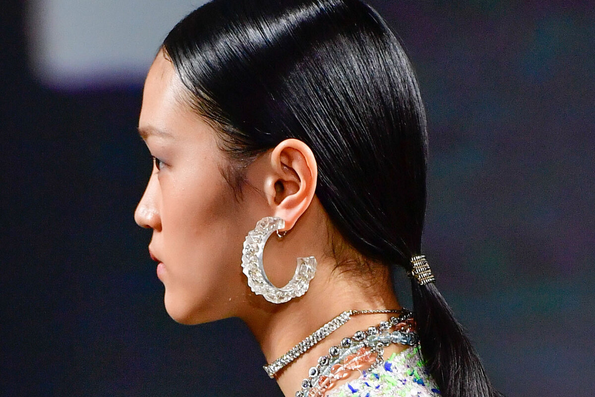     Пучок с боковым пробором и еще 3 самых модных прически на весну-2023: идеи с подиумов