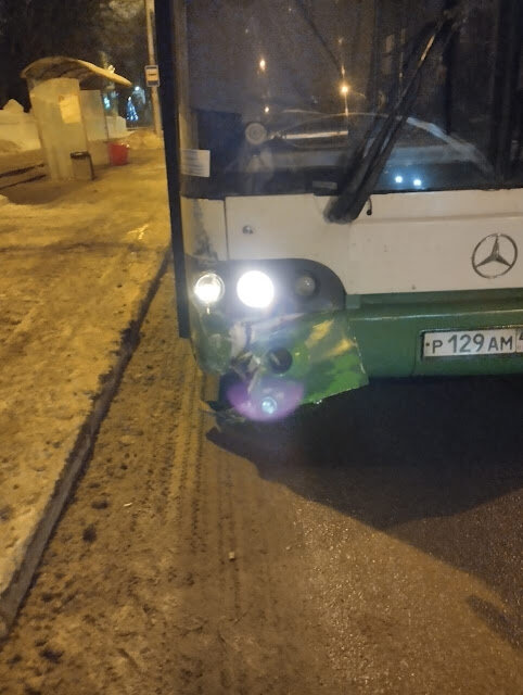 До этого, 12 дней назад, этот автобус потерпел аварию в Калужском бору. Причин все та же, подвели тормоза. И у меня возникают сомнения, что автобус КАМЗ прослужит недолго. Ведь следить за автобусами в МУП ГЭТ УКТ просто некому. Жду ответа от А И Шпиренко.Я уже писал, что машины МУП ГЭТ УКТ выпускают неисправные машины на линию. Получил ответ, что все требования соблюдаются. Вот смотрите.Я не поверил этому и написал повторноРедакция располагает информацией о том, чтона ЛИАЗ в МУП ГЭТ УКТ ещё лысая резина.Прошу поделиться информацией, кто следит в МУП ГЭТ УКТ за выпуском машин на лысойрезине.В полученном ответе говорится, что автобусы проходят контроль технического состояния.Но как он проходит, если в депо нет даже смотровой ямы, а пересменок происходитнапротив депо, с работающим двигателем. Есть опасение за безопасность пассажиров приперевозке. Прошу поделиться информацией, почему вы не хотите это замечать.И вот итог. Этот автобус сегодня утром потерпел аварию на улице Карл Либкнехта и Телевизионной.  Причина, отсутствие тормозов на заднем мосту.  При работе тормозов на дороге, используются только передние тормоза.