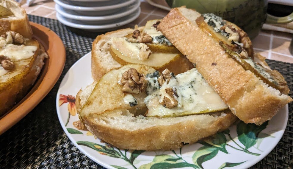 Брускетта с сыром блю чиз, грушей и грецким орехом. 