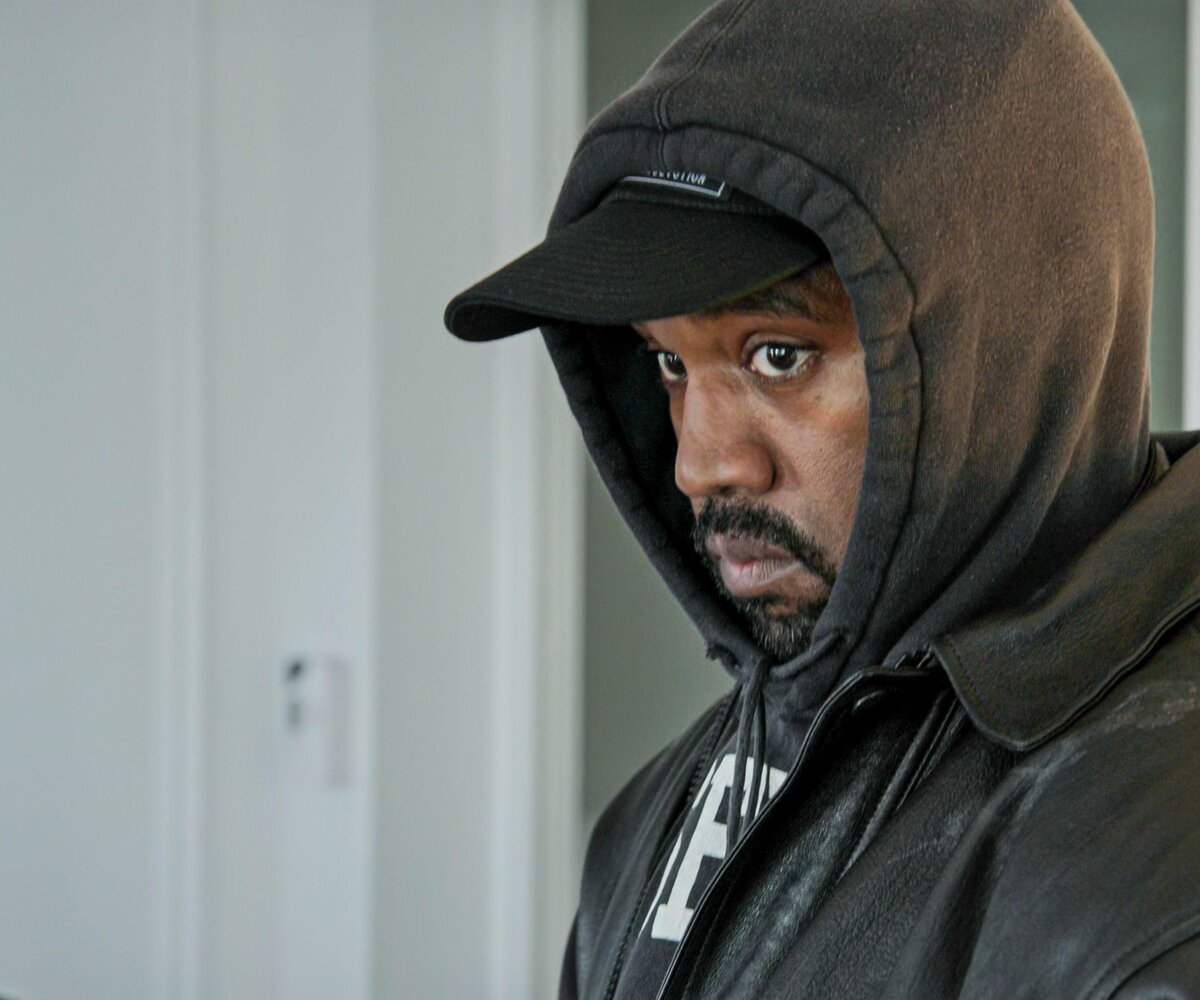     TMZ: Канье Уэст женился на бывшей сотруднице Yeezy