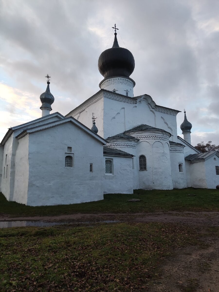 Псковская Церковь Василия зимой