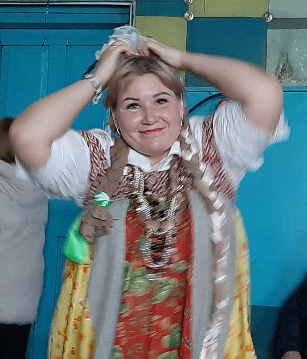 фото группы "Никольский храм в Тулате". Вот сами посмотрите как созвучна великолепная картина в начале моей статьи и это фото счастливой и красивой землячки! Радость!!! Ведь даже сшить костюм на представление уже творчество!