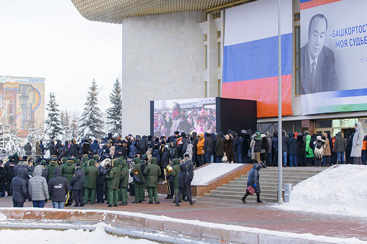    С раннего утра центральная часть Уфы была наглухо перекрыта из-за прощания с первым президентом Башкортостана Муртазой рахимовым в государственном концертном зале «Башкортостан» Фото: Светлана Садыкова
