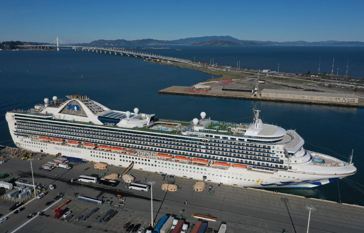 Лайнер стоит. Гранд принцесс круизный лайнер. Круизная компания Grand Princess Cruises. Astoria Grand лайнер. Круизный лайнер Израиль