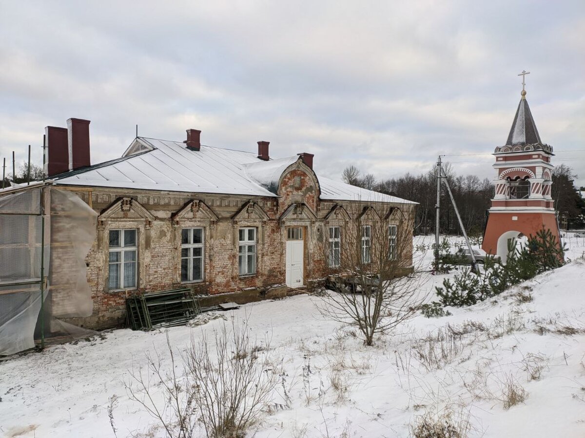 Сохранились колокольня и школа псаломщиков