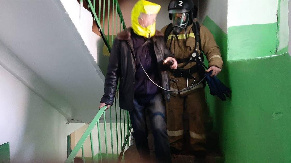    Пожарный спасает человека:gov.kz