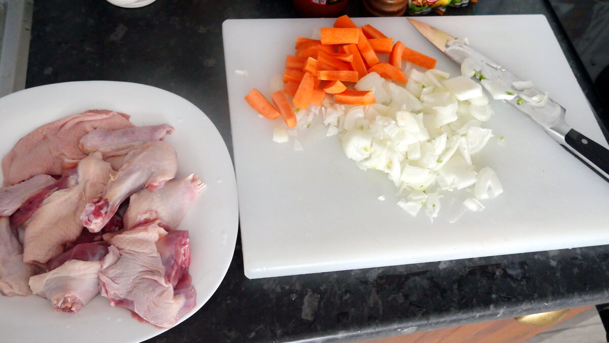 У утки беру все части, кроме спины и первых фаланг крыльев - они идут в бульон. 