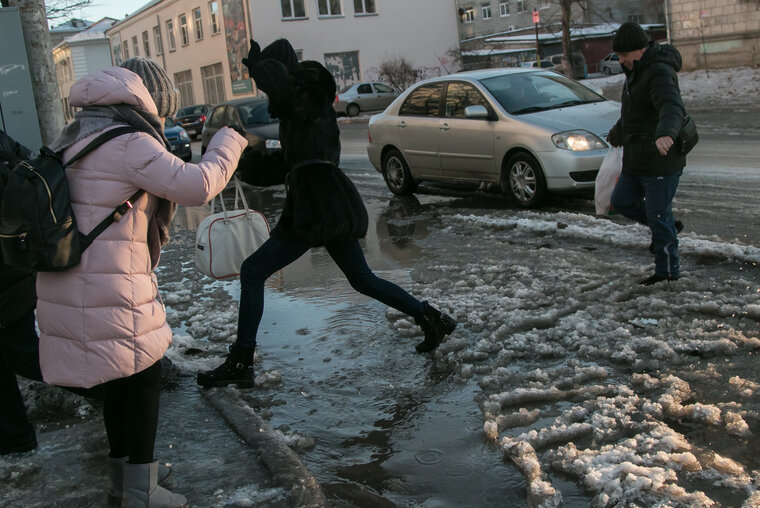    В Кургане участок дороги затопило горячей водой
