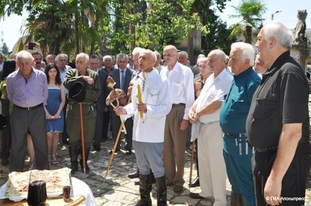 Ритуал моления Богу Анцва в день открытие обрядового кувшина. с. Лыхны. 

Кобахиа, Ф. М. Ритуал открытия винного кувшина в традиционной религии абхазов / Ф. М. Кобахиа, Н. В. Ачба. — Молодой ученый. — 2019. — № 19 (257). — С. 332-337.