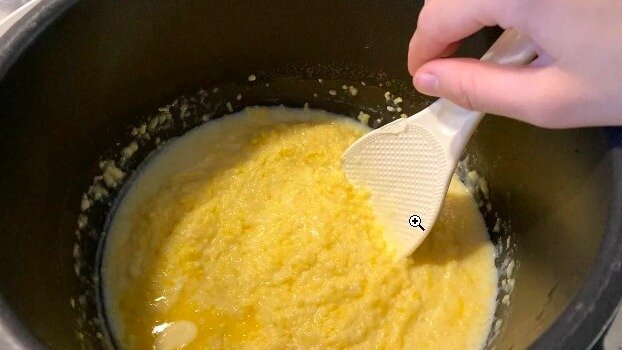 Кукурузная каша в мультиварке. К ней добавляю фруктов или ягод, сыр и идеальный завтрак готов!