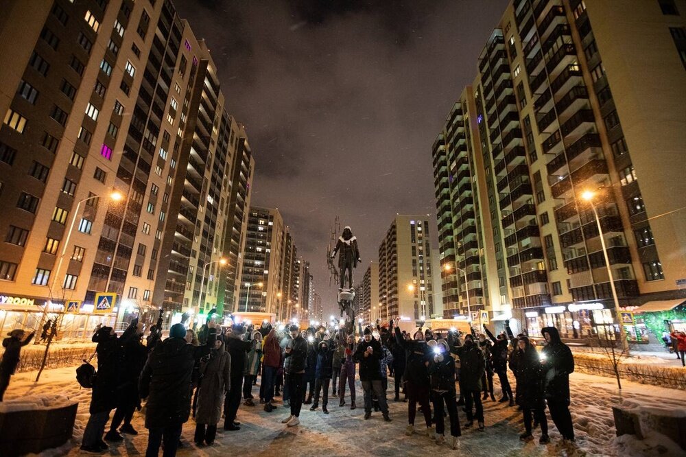 Вот такой странный ночной пикет на бульваре Менделеева в пригороде Санкт-Петербурга г. Мурино. Фото взято с ресурса Яндекс.Картинки 