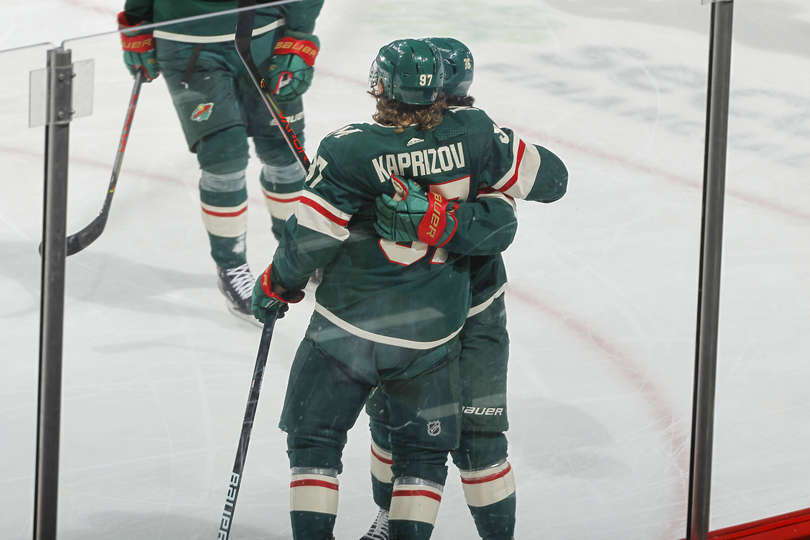 Капризов принимает очередные поздравления с 11-й заброшенной шайбой в сезоне