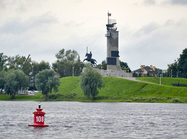 2 дня в великом новгороде самостоятельно. Монумент победы в великом новгороде. великий новгород монумент победы фото.